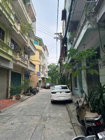 Nhà phân lô 4 tầng ô tô đỗ cửa sát trường Đại Học Kinh Tế Quốc Dân Hà nỘi 40m2 nhỉnh 18 tỷ