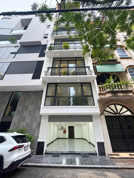 Mbkd Nguyên Hồng, Ba Đình- 70m2- 13tr- khu phân lô- Ô tô vào nhà