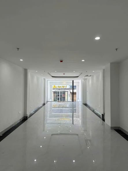 Mặt phố Đê La Thành, Đống Đa.