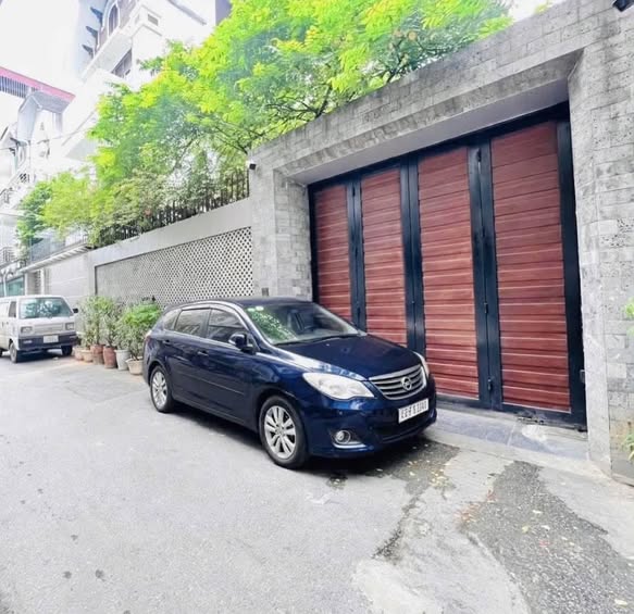 BIỆT THỰ BA ĐÌNH - KHE THOÁNG BAO QUANH - GARA Ô TÔ RỘNG - THANG MÁY NHẬP - PHỐ THÀNH CÔNG - LÁNG...