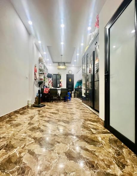 11 tỷ. Ngã 4 phố chùa Quỳnh Thanh Nhàn Quỳnh Mai. Ô tô đỗ tại cửa. Nhà hai mặt ngó thông, vừa ở v...
