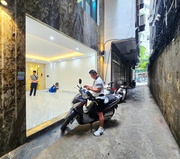 Phân lô thang máy phố VIP Cầu Giấy_ Chỉ nhỉnh 13 tỷ mà 2 nhà ra phố !!!