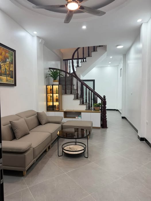 TRUNG TÂM QUẬN ỦY HOÀNG MAI _ TRƯƠNG ĐỊNH  . Ô  TÔ CÁCH  20M