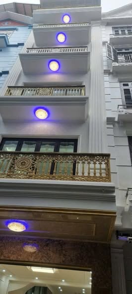 Phạm Tuấn Tài, Cầu Giấy: đường ô tô tránh, 6 tầng thang máy làm văn phòng, 35 triệu/tháng
