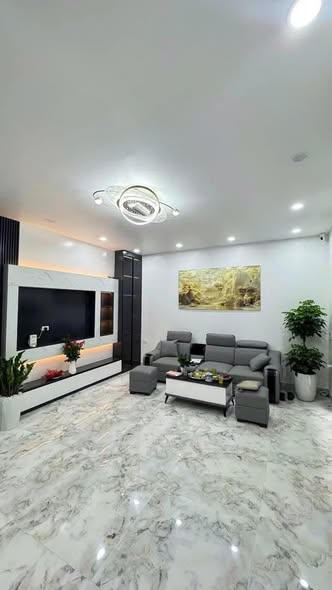 Cho thuê nhà  ngõ 384 Nguyễn Khoái , Vĩnh Tuy, Hai Bà Trưng, CÓ THANG MÁY , mặt tiền 8m