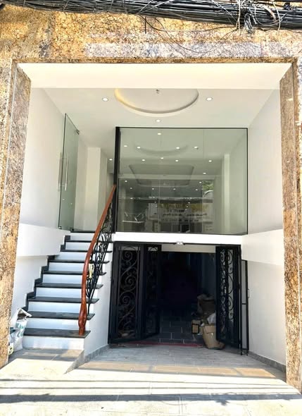 Cho thuê MBKD mặt phố Đê La Thành nhỏ, Đống Đa 80m2, Nhà mới, WC đầy đủ thiết bị cao cấp, bàn gia...