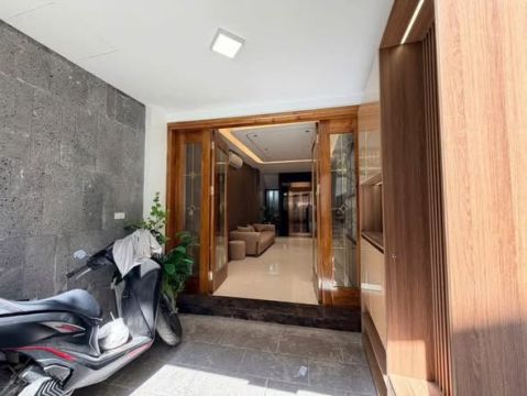 NHÀ ĐẸP THANG MÁY / TRUNG TÂM HAI BÀ TRƯNG - VỊ TRÍ ĐẸP NGÕ THÔNG EM TRAI MẶT PHỐ CHÍNH !