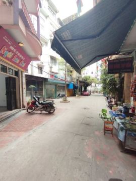 Cần cho thuê tầng 1 làm văn phòng đại diện, kho, ngã tư Cầu Giấy. Vị trí cực đẹp, giao 3 quận Đốn...
