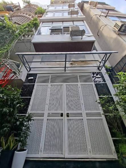 CHỈ 13.5TỶ - CÓ NGAY NHÀ -  HOÀNG CẦU - PHÂN LÔ - Ô TÔ - THANG MÁY - DÂN XÂY- CỰC GẦN MP CHỈ 50M ...