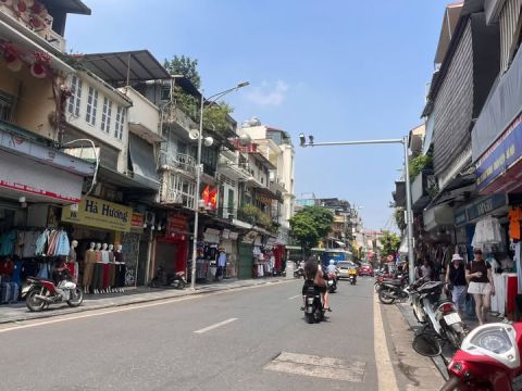 Mời thuê nhà mặt phố Hàng Bông, P. Hoàn Kiếm. Diện tích t1: 52m2, t2: 60m2. Mặt tiền rộng 4m, tần...