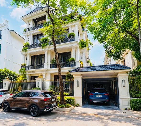 BIỆT THỰ  - 3 Ô TÔ TRÁNH - VỈA HÈ RỘNG - BA BƯỚC CHÂN RA PHỐ TRẦN THÁI TÔNG - NGÕ THÔNG CÁC NGẢ -...