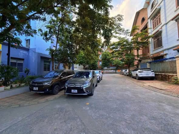 BIỆT THỰ HOÀNG QUỐC VIỆT – CẦU GIẤY | LÔ GÓC 2 MẶT TIỀN | VỈA HÈ | Ô TÔ TRÁNH