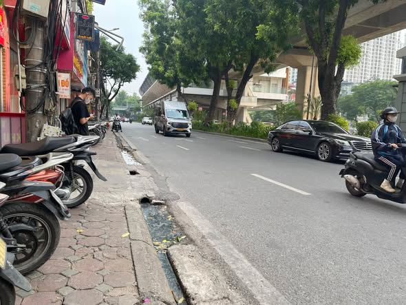 Nhà mình cần cho thuê 38m2  tại mặt đường láng đống đa Hà Nội. Không chung chủ, vỉa hè kinh doanh...