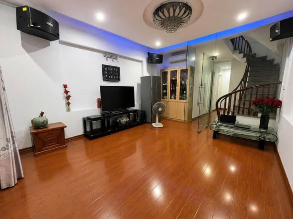 • Gia đình cần nhà nhỉnh 10 tỷ ở Kim Giang, rộng rãi, mặt ngõ, cách đường lớn 100m, dân xây chắc ...