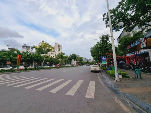 TOÀ VĂN PHÒNG KINH DOANH NGUYỄN KHÁNH TOÀN - 7 TẦNG THANG MÁY - NGÕ Ô TÔ - 10M RA PHỐ