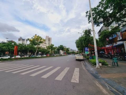 TOÀ VĂN PHÒNG KINH DOANH NGUYỄN KHÁNH TOÀN - 7 TẦNG THANG MÁY - NGÕ Ô TÔ - 10M RA PHỐ