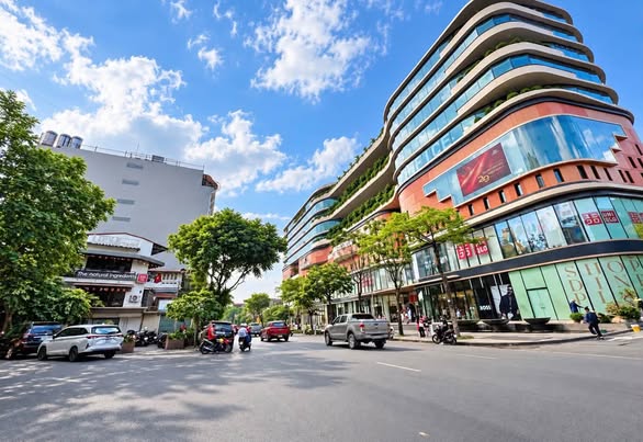 BÁN ĐẤT TẶNG NHÀ -37M2 -4 TẦNG -NGUYỄN THÁI HỌC x GIẢNG VÕ -MT: 5.5M -14 TỶ -PHỐ 2 LÀN ĐƯỜNG OTO