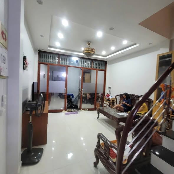Bán nhà khu tân mai dt 43 m x 4 tầng , thiết kế tầng 2 phòng 1 vs khép kín , mt 4,23 m sổ cc , cá...