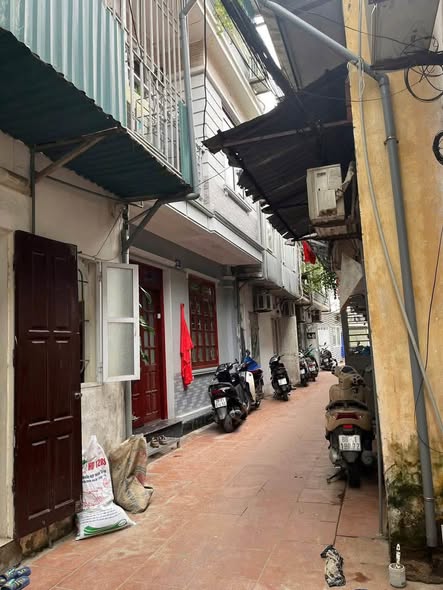 Cần tiền nên gia đình bán gấp căn nhà 2 tầng, S=32m (tầng 1) , 35m ( tầng 2)khu Nghĩa Tân, giá tu...
