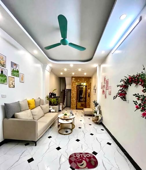 Nhà Mậu Lương nằm gần phố, từ nhà đi vài bước là tới trục đường chính; ô tô có thể tiếp cận sát nhà.
