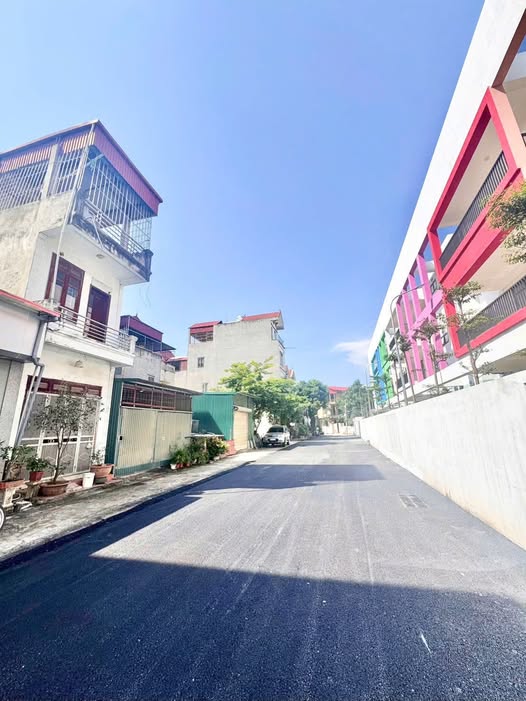Bán nhà dân xây 36m2 vị trí Bắc Từ Liêm cực đẹp 3 oto đỗ cửa  mặt bằng kinh doanh sầm uất ngày đê...