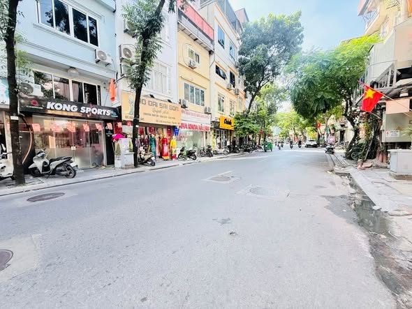 NHÀ NHIỀU GỖ NHƯNG KHÔNG HỀ CÓ MỐI ĐỤC ĐÂU