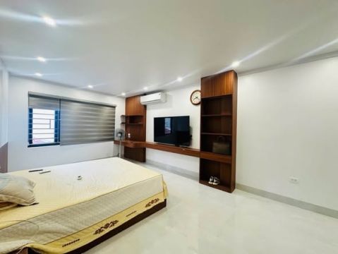 Quá hiếm! Nhà phố Hạ Yen Quyết- Nhỉnh 11 tỷ- 45m2, ba bước ra phố, mặt ngõ ô tô ttrasnh- Ô tô vào...
