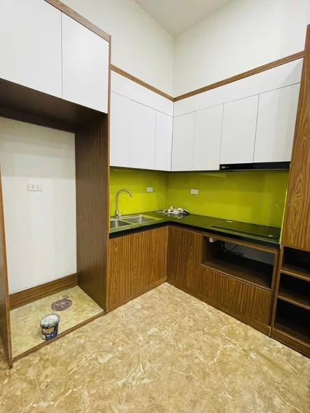 Cho Thuê nhà Kim Mã, dt 35m2 x 4 tầng + 10m sân, oto cách 10 m, full nội thất, giá 12 triệu/tháng.