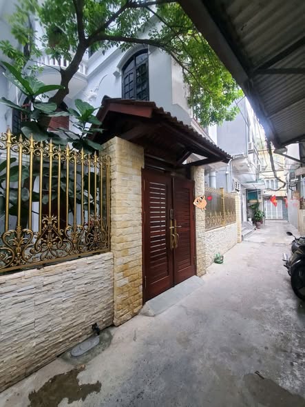 NHÀ DÂN XÂY CHỦ TẶNG NỘI THẤT XỊN SÒ -TƯỜNG NHÀ TỦ TẦNG 1 ỐP TOÀN GỖ ÓC CHÓ TIỀN TỶ- KHÔNG GIAN R...