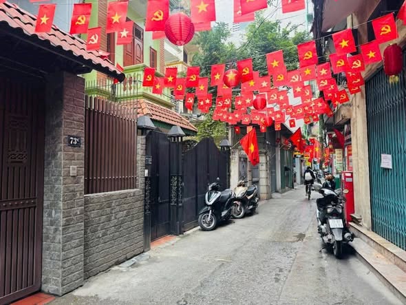 CỰC HIẾM - NHÀ ĐẸP - TRUNG TÂM CẦU GIẤY - NGÕ RỘNG THOÁNG - 10M RA Ô TÔ - THÔNG TỨ TUNG - FULL NỘ...