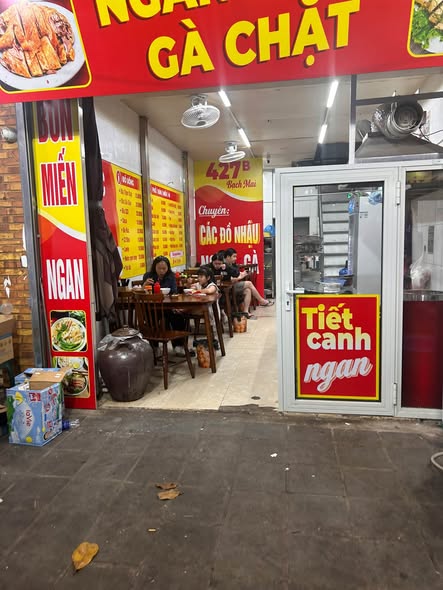 Mình cần sang nhượng cửa hàng, tại phố Bạch Mai, giá thuê mặt bằng 25tr/tháng, tháng nào đóng tiề...