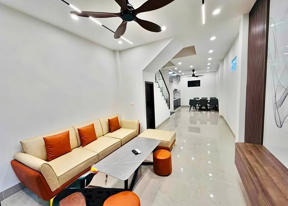 Hơn 7 tỷ nhà 52m2 Phố Sài Đồng - 4 tầng, 4 ngủ, đầy đủ nội thất - 10m ra ô tô tránh