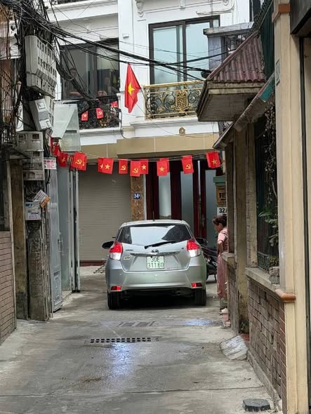 Sáng nay vừa mở mắt, anh chủ nhà đã gọi điện hốt hoảng: "Trường ơi, anh giải quyết việc gấp nên q...