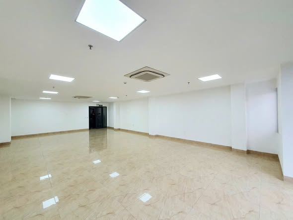 Sàn văn phòng cho thuê tại Dịch Vọng Hậu, sàn đẹp vuông vắn ko vướng cột.