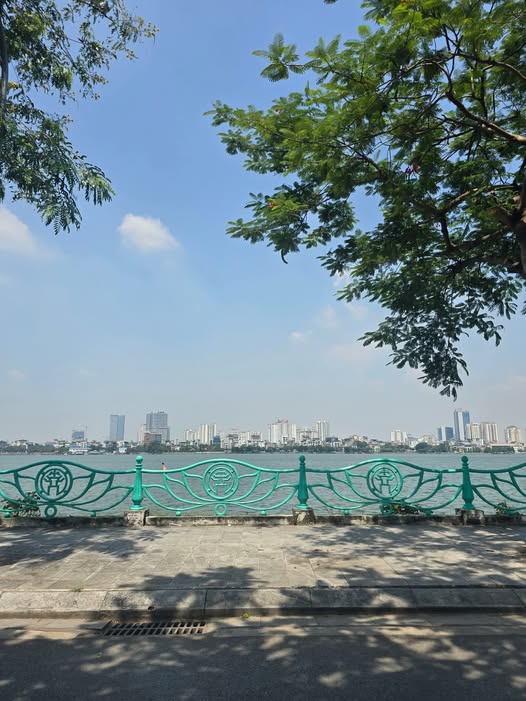 Cho thuê biệt thự sân vườn ô tô tránh 3 mặt thoáng ở Xuân Diệu Tô Ngọc Vân.