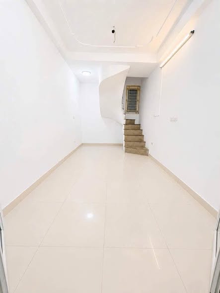 CHO THUÊ NGUYÊN CĂN NHÀ TRUNG PHỤNG - ĐỐNG ĐA NGÕ THẲNG TẮP - 5M RA MẶT PHỐ -