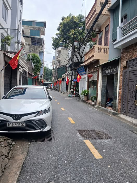 **5.7 tỷ nhà  Đông Ngạc 5 tầng, 30m2, ngõ thông, oto**