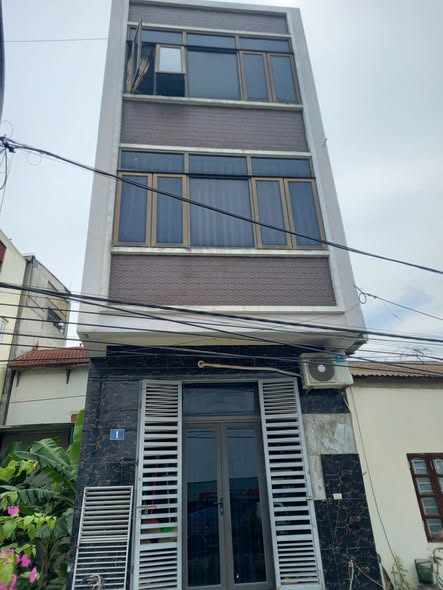 Cho thuê nhà 3 tầng 135m2. 3 ngủ, 3 vệ sinh, ô tô đỗ cửa ngày đêm không mất tiền. Phù hợp để ở, m...