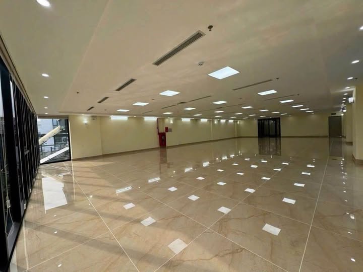 Cho thuê nhà mặt đường 7 tầng ở Trung Phụng, Đống Đa. 160tr