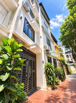 Sáng chưa kịp mở mắt, cô Ngọc chủ nhà gọi bảo đăng bán gấp cho cô căn nhà cô đang ở tại Hoàng Mai...