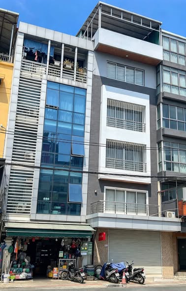 Cho Thuê Nhà100m2* 6 Tầng TM. Tại lạc Long Quân Tây Hồ.
