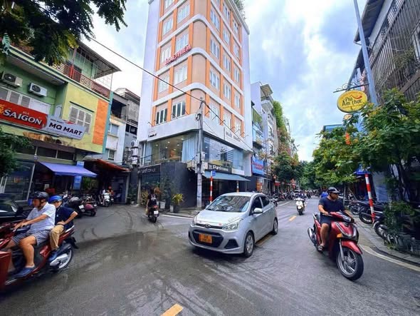 Bom Tấn mặt phố gần Thái Hà, lô góc, 9 tầng thang máy, quá khủng khiếp !