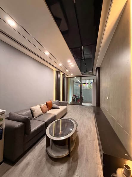 Sáng nay dắt hai bác phụ huynh ở Quảng Ninh đi xem căn nhà 35m² 5 tầng ngõ nông phố Bạch Mai.