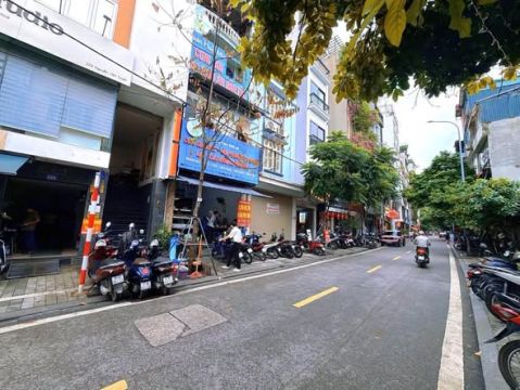 MẶT PHỐ TT ĐỐNG ĐA - LÔ GÓC - THANG MÁY - VỈA HÈ Ô TÔ TRÁNH - DOANH THU 2.5 TỶ/NĂM.