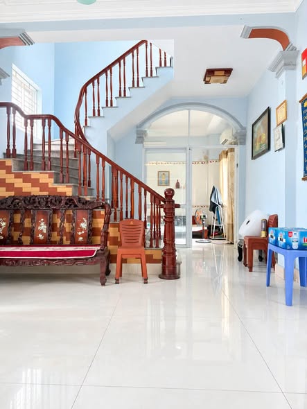 ____Chính chủ cần bán căn nhà phố Lĩnh nam, cách mặt phố 40m, ba gác đỗ cửa, lô góc thoáng