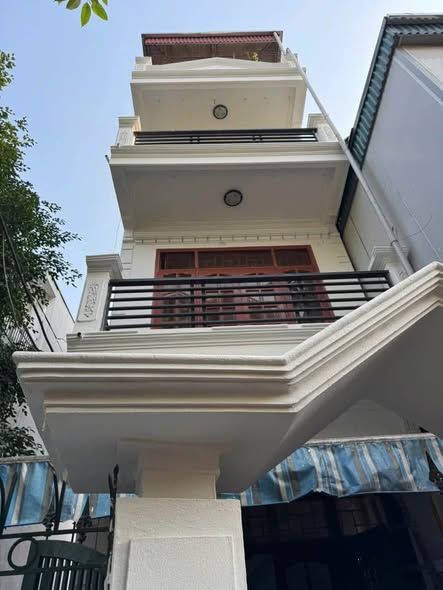CHO THUÊ NHÀ NGUYÊN CĂN PHỐ NGỌC LÂM, GẦN TRƯỜNG NGUYỄN GIA THIỀU, DIỆN TÍCH RỘNG - 06 PHÒNG NGỦ
