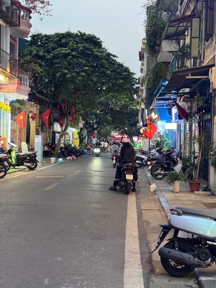 TRUNG TÂM QUẬN HOÀN KIẾM - MẶT PHỐ KINH DOANH SẦM UẤT - NGAY SÁT CHỢ HÀNG DA - ĐỐI DIỆN CỔNG TRƯỜ...
