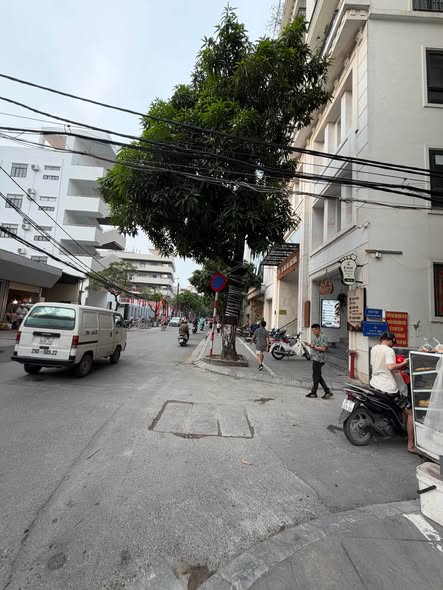 TÒA NHÀ XÂY MỚI THANG MÁY - GARA 3 Ô TÔ - NỘI THẤT CAO CẤP - LẠC LONG QUÂN - 50M RA MẶT PHỐ.