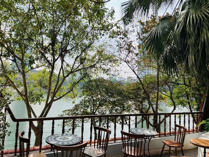 Sang nhượng quán Cafe mặt phố Phạm Huy Thông, view Hồ Ngọc Khánh, Ba Đình.