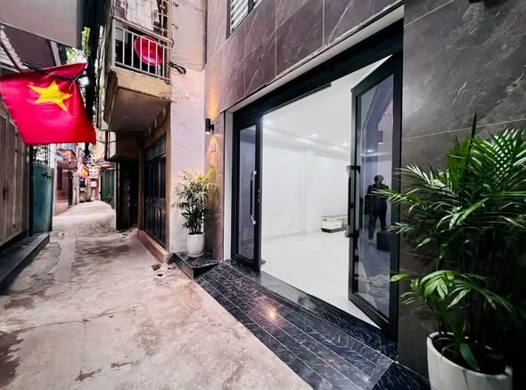 NGAY NGÃ TƯ SỞ - CHỦ CẮT LỖ HƠN 2 TỶ - 40M X 6 TẦNG THANG MÁY - NGÕ THÔNG GẦN PHỐ - FULL NỘI THẤT...